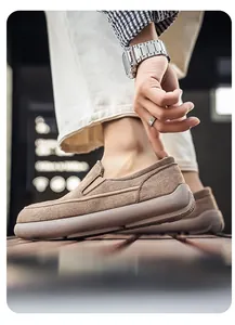 Primer plano de mocasines de gamuza marrón para hombre con suela de goma suave