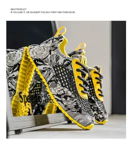 Dettaglio delle sneakers in mesh gialle e nere con motivo grafico e suola spessa.