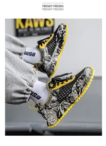 Primo piano di sneakers da uomo in mesh traspirante con motivo graffiti e suola gialla