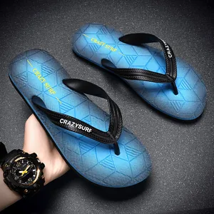 Blaue Herren-Flip-Flops für den Sommer mit geometrischem Muster und rutschfester Sohle.