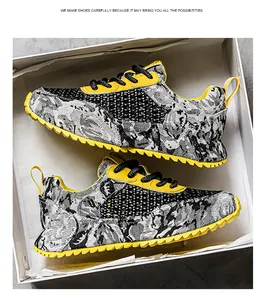 Vista dall'alto di scarpe sportive in mesh traspirante con suole gialle vivaci