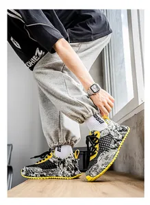 Sneakers chunky da uomo trendy in mesh traspirante in un contesto urban lifestyle