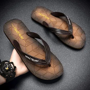 Braune rutschfeste Herren-Strand-Flip-Flops mit geometrischer Textur und CRAZYSURF-Logo