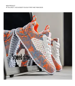 Vista dettagliata di eleganti sneakers da uomo in mesh traspirante con motivo blu e arancione