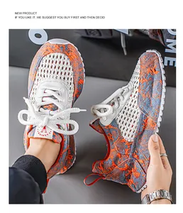 Primo piano di sneakers da uomo in mesh traspirante con tessuto distressed arancione e blu.