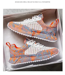 Vista dettagliata di scarpe sportive da uomo in mesh traspirante in una scatola bianca.