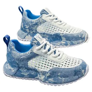 Sneaker da uomo in mesh denim blu traspiranti per sport e tempo libero estivo.