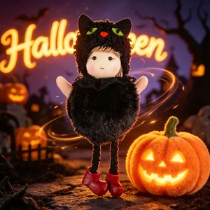 Vista dettagliata della bambola di Halloween in costume da gatto nero con zucca festiva