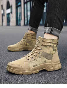 Detailansicht der hohen Camouflage-Martin-Boots für Herren mit robuster Segeltuchtextur.