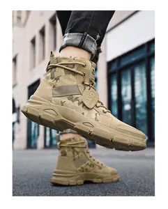 Detailansicht von Herren Camouflage Canvas Martin Boots in einer Straßenszene getragen