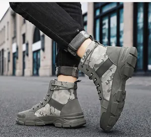 Robuste Herren Camouflage High-Top Martin Boots am Modell in einer städtischen Straßenumgebung