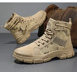 Nahaufnahme von hohen Camouflage-Herrenstiefeln mit robuster Sohle und Segeltuchtextur