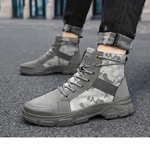 Detailansicht der grauen Camouflage-Muster und der Sohle der hohen Martin-Boots