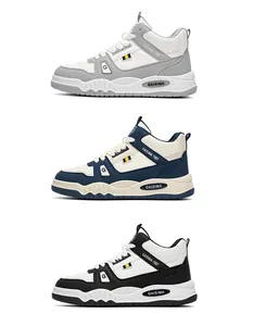 Tre varianti di colore di sneakers alte da uomo in grigio, blu scuro e bianco e nero