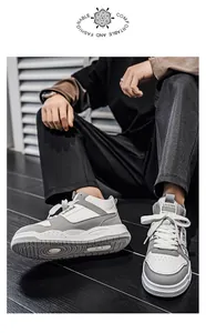 Primo piano di sneaker panda alte grigie e bianche indossate da un modello su pavimento scuro