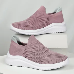 Ademende roze mesh slip-on sportschoenen met comfortabele witte golfzool om te wandelen