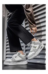 Vista laterale di sneaker alte da uomo alla moda in grigio e bianco per sport e tempo libero