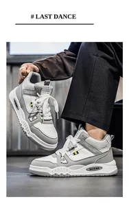 Sneaker alte da uomo in stile panda grigio e bianco mostrate mentre sono indossate