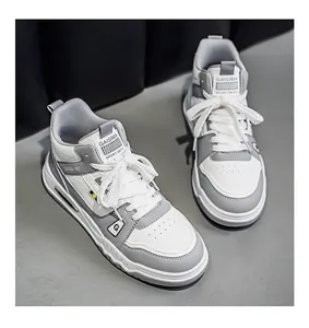 Dettaglio ravvicinato di sneakers alte grigie e bianche alla moda con suola in gomma