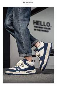 Primo piano di sneakers alte blu e beige con l'elegante marchio GAISIMA e suola spessa