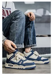 Sneakers alte blu e beige da uomo indossate, ideali per un look casual quotidiano