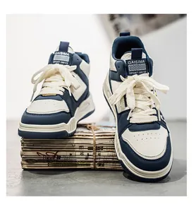 Sneakers alte da uomo bianche e blu esposte su un giornale d'epoca