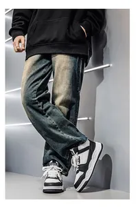 Dettaglio delle eleganti sneakers panda alte bianche e nere da uomo indossate dal modello