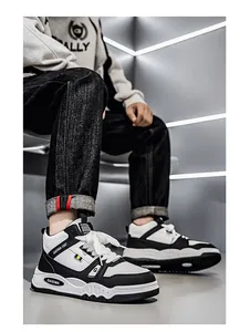 Dettaglio di sneaker panda alte bianche e nere con uno stile streetwear moderno