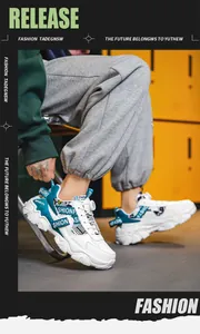 Detailweergave van ademende dikke herensneakers met dikke zolen en blauwgroene accenten