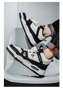 Vista dettagliata delle scarpe da ginnastica alte bianche e nere da uomo con logo