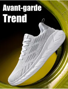 Vista laterale di scarpe da corsa in mesh bianco con suola spessa sagomata