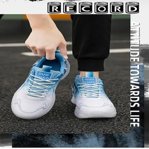 Détail de chaussures de course en maille respirante dégradé bleu et blanc avec semelle