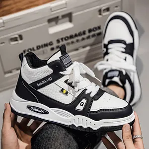 Sneakers panda alte bianche e nere moderne per un perfetto look street style attuale