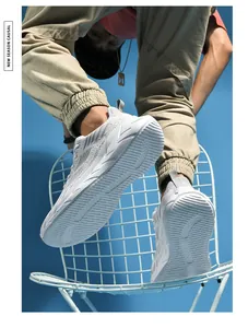 Vista dettagliata delle scarpe da corsa in rete bianca con suole spesse antiscivolo