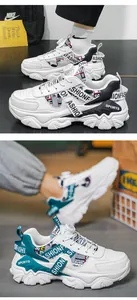 Close-up van stijlvolle chunky herensneakers met dikke zolen en trendy modieuze bandjes.