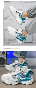 Detailopname van trendy wit-blauwe heren chunky sneakers met dikke verhogende zolen.