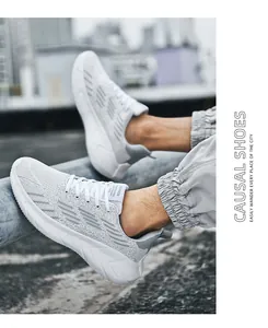 Primo piano di scarpe da corsa da uomo in mesh traspirante leggero in stile urbano.