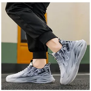 Vue détaillée de profil des baskets de course en mesh blanc et gris avec coussin d'air