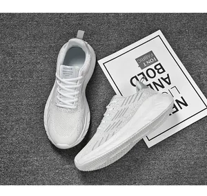 Vista dettagliata di sneakers da corsa in mesh bianco traspirante da uomo su fondo grigio