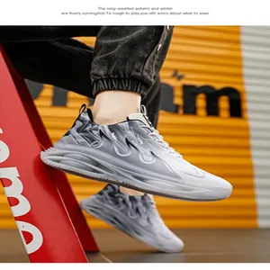 Vue détaillée de chaussures de course en mesh gris respirant avec semelle à air.