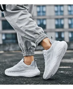 Vista dettagliata delle scarpe da corsa in mesh traspirante da uomo in ambiente urbano