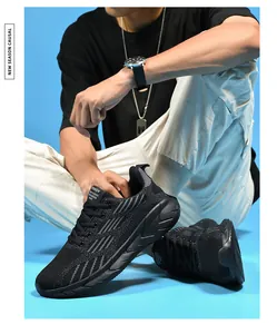 Dettaglio scarpe da corsa in mesh nero traspirante con trama in maglia leggera