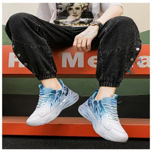 Baskets en maille respirante pour hommes avec motif de flammes bleues et blanches