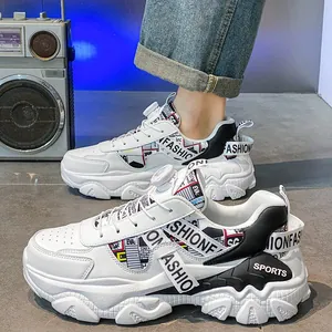 Stijlvolle witte heren sneakers met dikke zool, trendy grafische prints en draaisluiting