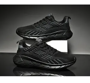 Vista laterale professionale di scarpe da corsa leggere in mesh traspirante nero da uomo