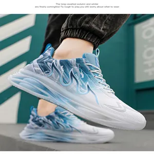 Vue détaillée de chaussures de course pour hommes en mesh bleu avec semelle à coussin d'air