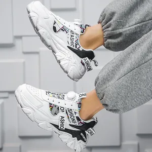 Ademende witte chunky heren sneakers met modern draaisluitingsysteem en comfortabele dikke zool