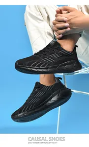 Vista laterale dettagliata di scarpe sportive da uomo in rete nera traspirante con strisce