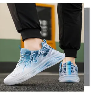 Vue latérale détaillée de chaussures de course en mesh avec dégradé bleu et blanc