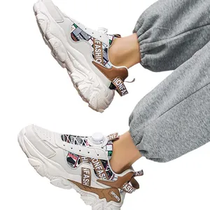 Witte chunky dad sneakers voor heren met dikke zool en ademend mesh design.